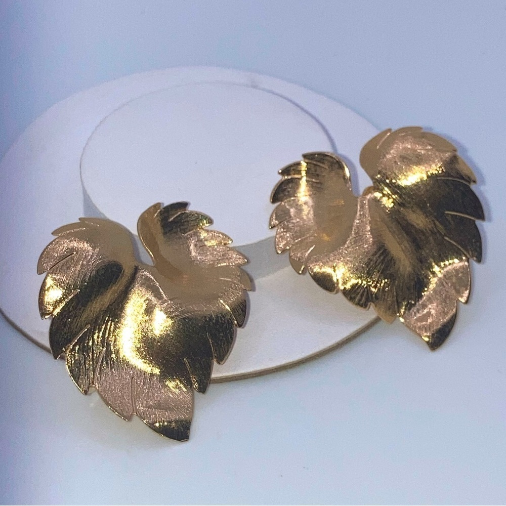 Vtg Tropical Leaf Large Gold Tone Metal Statement Earrings - Clip on - 1.8”